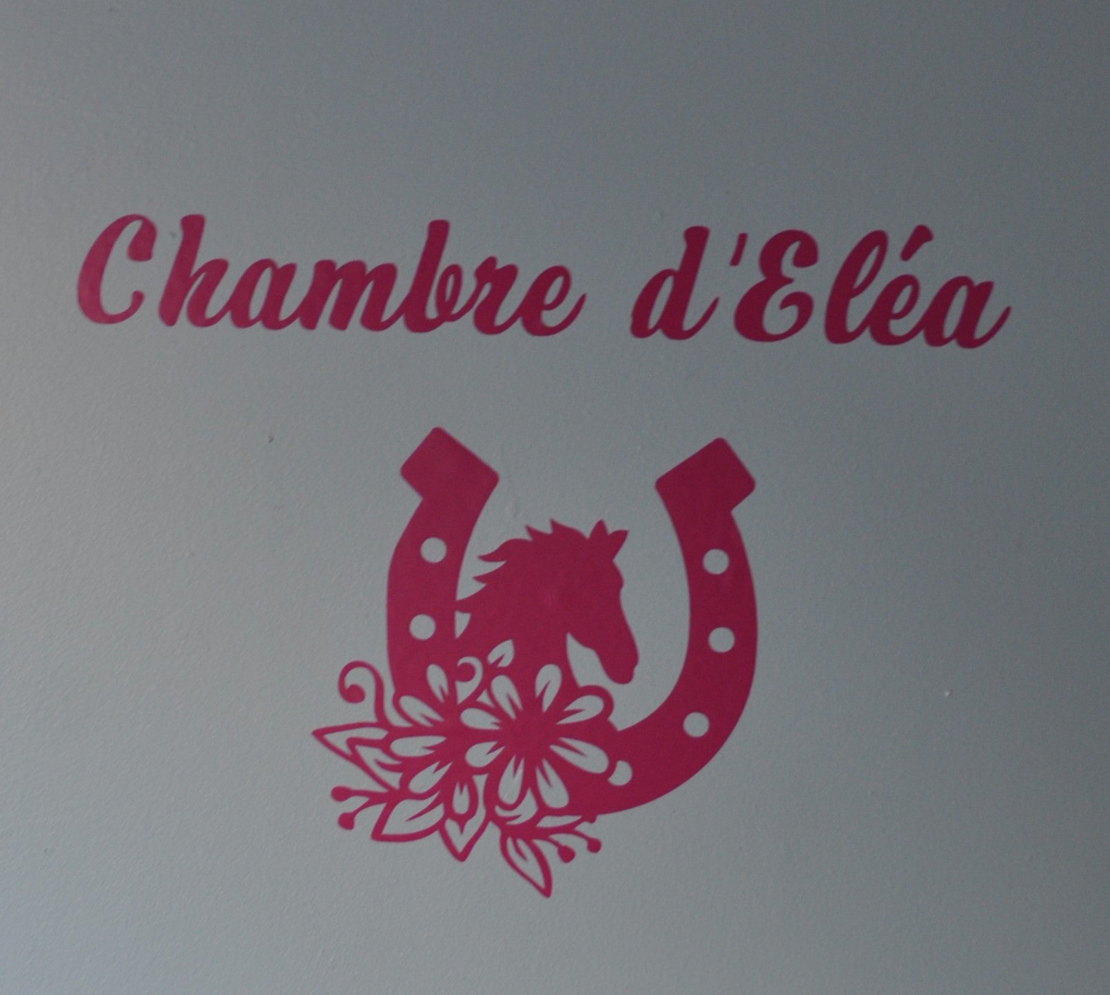 Sticker mural Chambre prénom – Fer à cheval & cheval fleuri